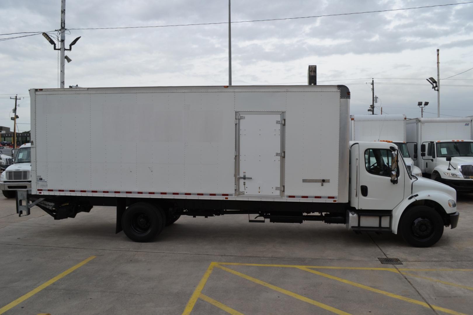 2016 WHITE /BLACK FREIGHTLINER M2-106 with an CUMMINS ISB 6.7L 240HP engine, ALLISON 2500RDS AUTOMATIC transmission, located at 9172 North Fwy, Houston, TX, 77037, (713) 910-6868, 29.887470, -95.411903 - 26,000LB GVWR NON CDL, MORGAN 26FT BOX, 13'6FT CLEARANCE, HEIGHT 103" X WIDTH 102", WALTCO 3,000LB ALUMINUM LIFT GATE, RAMP, AIR RIDE, E-TRACKS, DUAL 50 GALLON FUEL TANK, - Photo#3